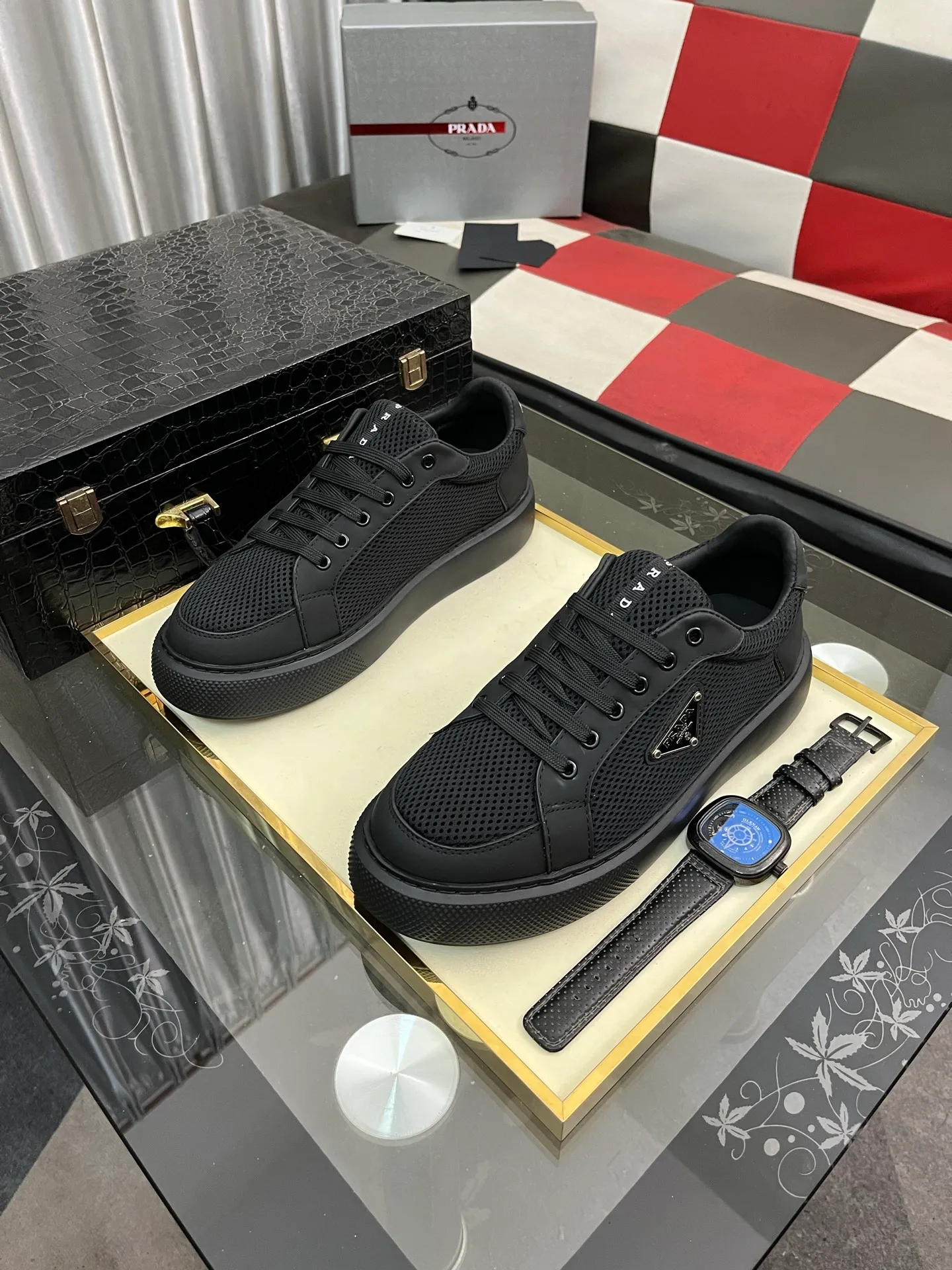 Men's men's shoes💰580⌚️⌚️Prada Prada early spring new model, top original quality, Prada casual sports shoes, made of imported solid color patent leather, spliced mesh cowhide upper, three-dimensional geometric segmentation, multi-color splicing, fashionable and generous, soft, comfortable and breathable. The tongue is decorated with classic letter logo, with fabric lining, cowhide foot pads, matched with P family's exclusive rubber outsole, upper material, breathable knitted fabric imported from Italy The delicate texture is super high-end! Fetal cowhide lining, super soft and comfortable, original molded outsole Size: 38-446️⃣ colors available